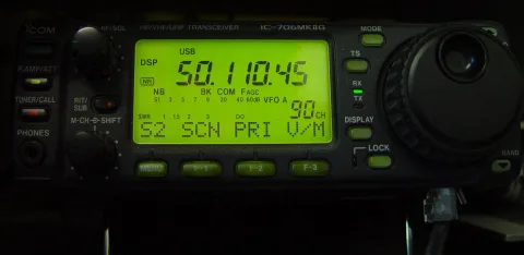 نور پس‌زمینه‌ی نمایشگر و دکمه‌های IC-706MKIIG