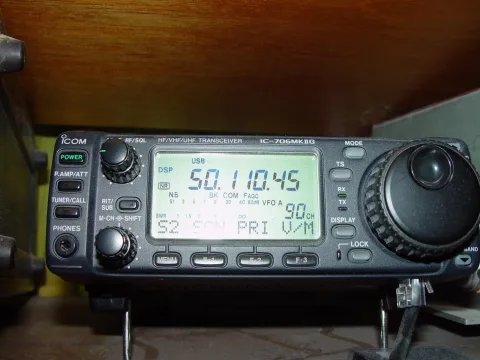 IC-706MKIIG روی پایه‌ی رومیزی